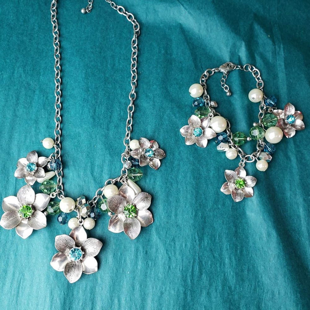 2/25$ Set of Flowers and crystal necklace and bracelet